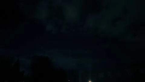 Náhled videa oblohy nad domy a stromy